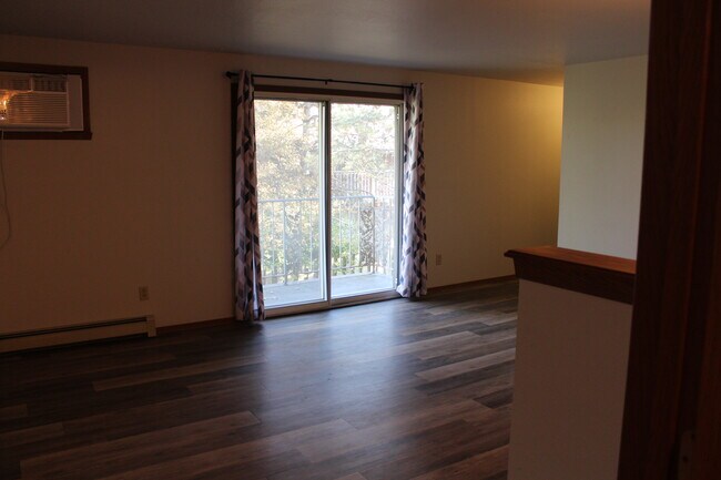 Building Photo - 2071 Hilltop Dr