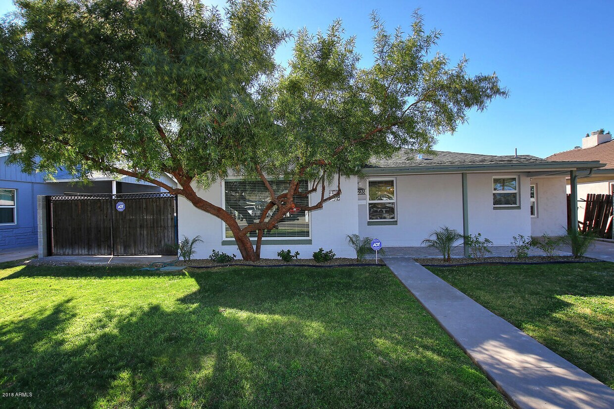 Foto principal - 2235 E Mitchell Dr
