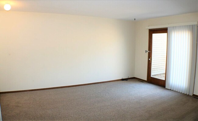Foto del edificio - $1,325 | 2 Bedroom + Bonus Room, 1.5 Bathr...