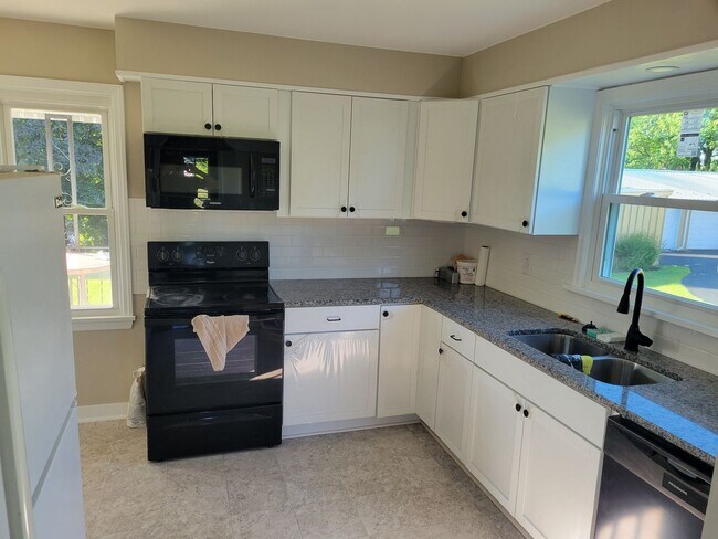 Foto del edificio - Charming 3+ Bedroom 3 bath Ranch in Mechan...