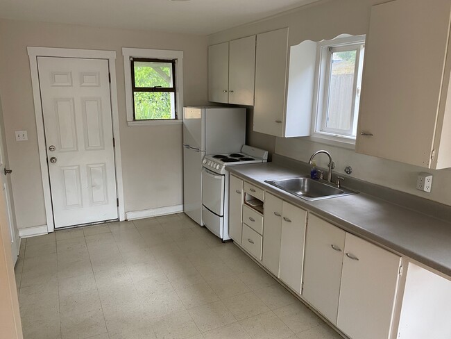 Kitchen - 3108 W Jameson St