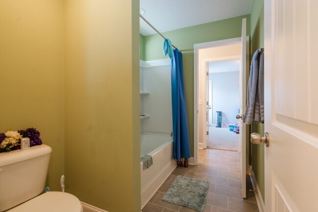 Foto del edificio - Spacious 4 Bed, 4 Bath Home in HOA Community