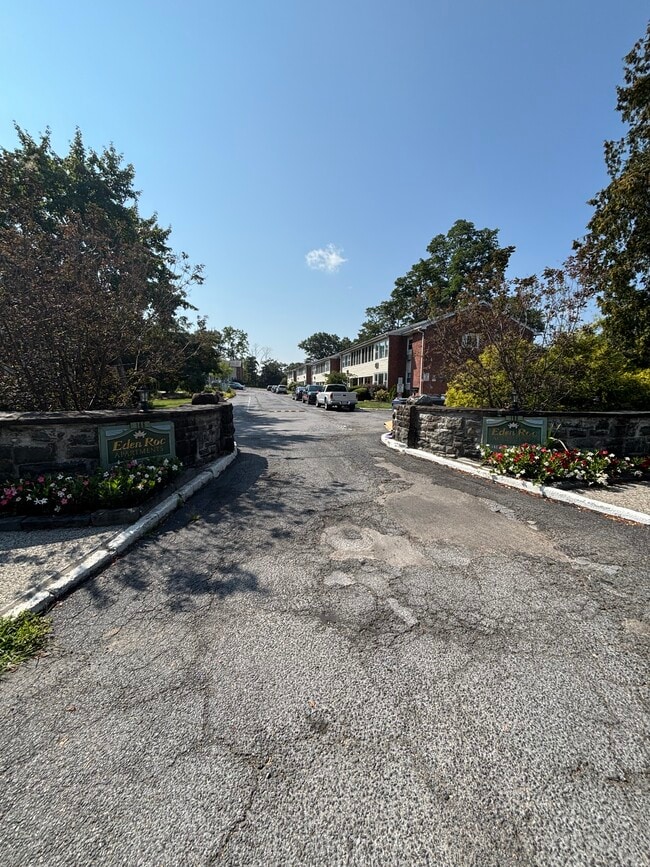 Building Photo - Eden Roc Apartments