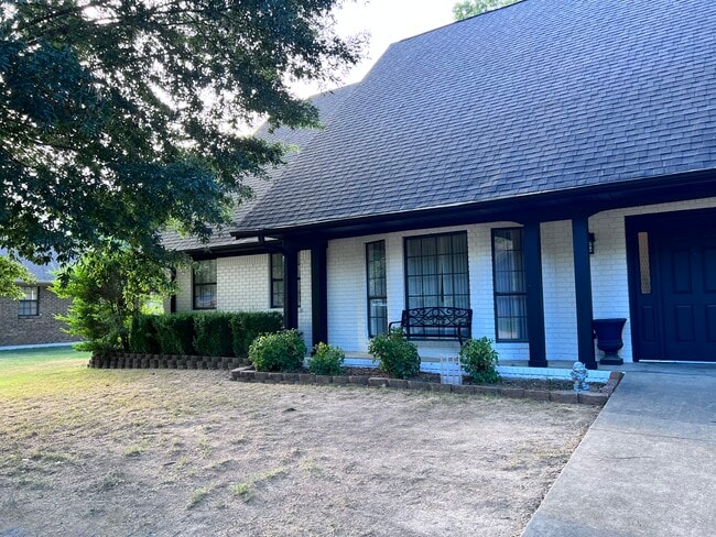 Building Photo - 904 Winchester