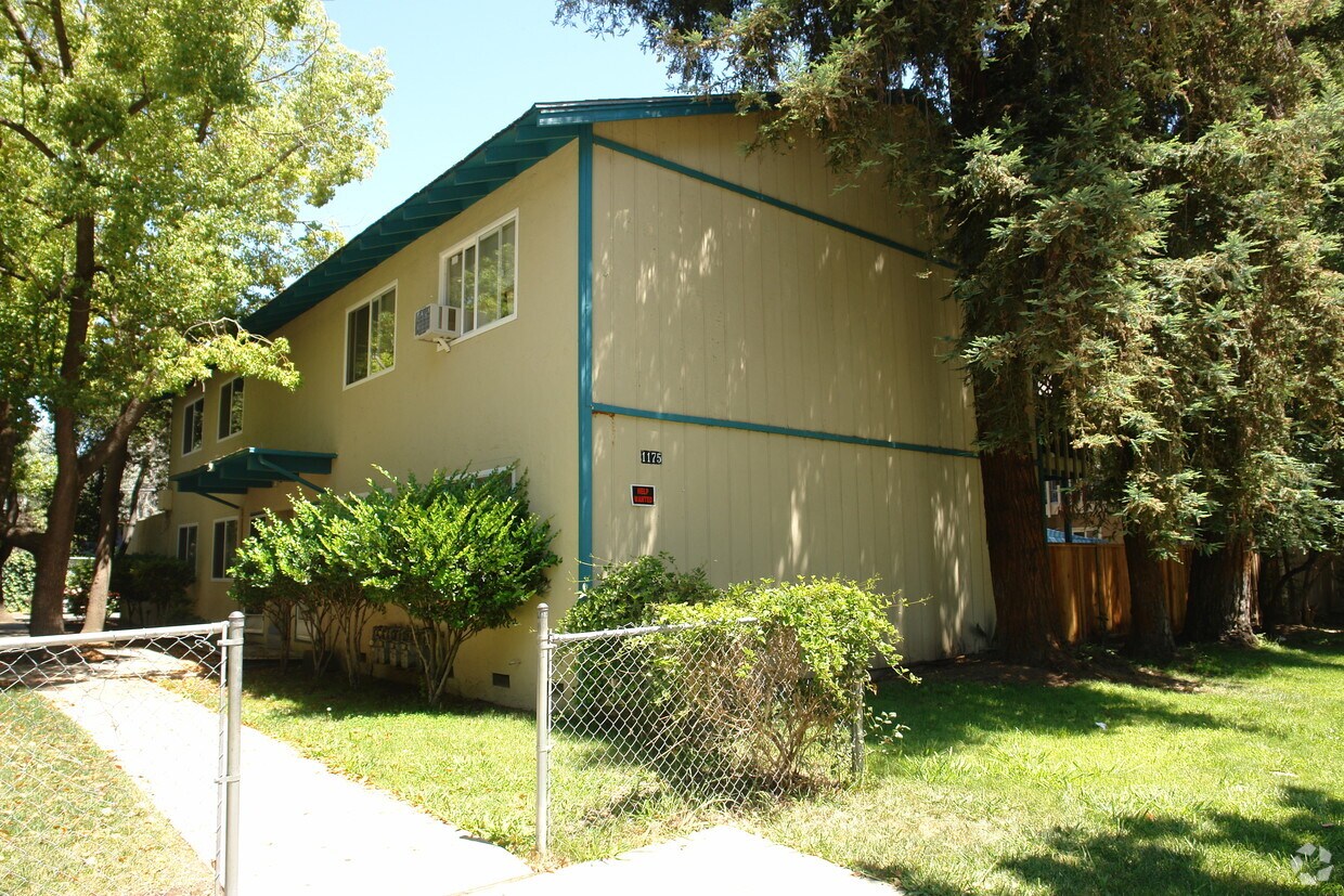 Primary Photo - 1175 Mesa Dr