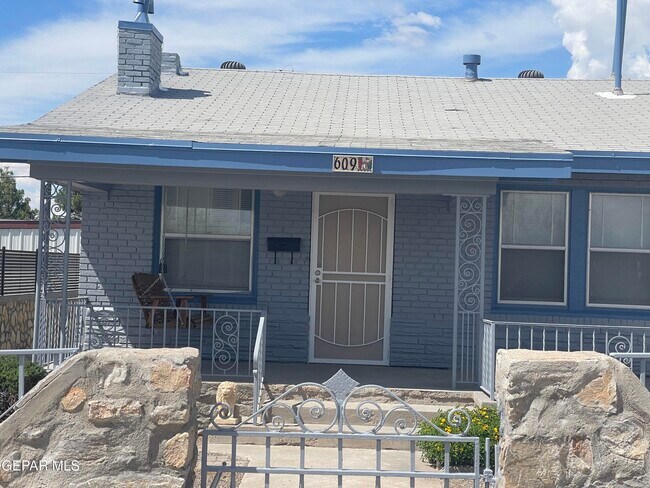 Building Photo - 609 E Robinson Ave