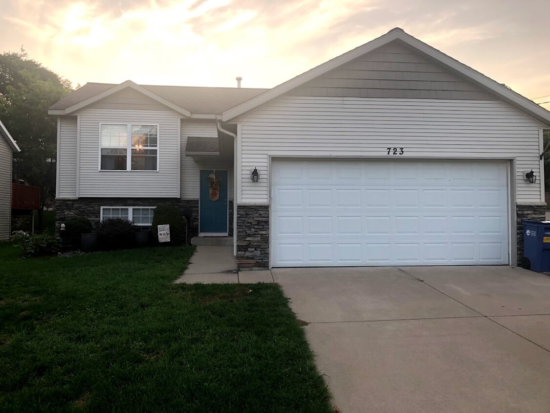 Bi-Level home with attached garage - 723 Pat Ave NW