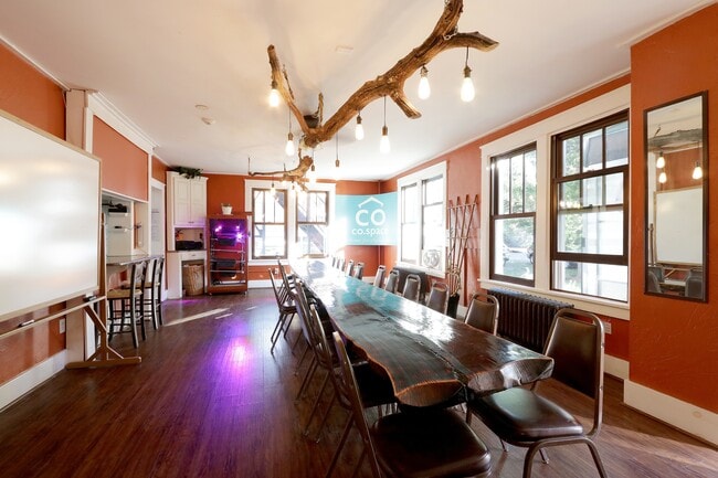 Foto del edificio - 244 E Nittany Ave