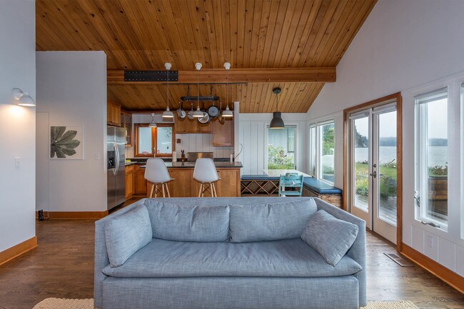 Building Photo - 10959 Point Vashon Dr SW