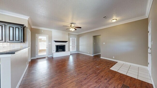 Building Photo - 3 bed 2 bath home, 2 car garage