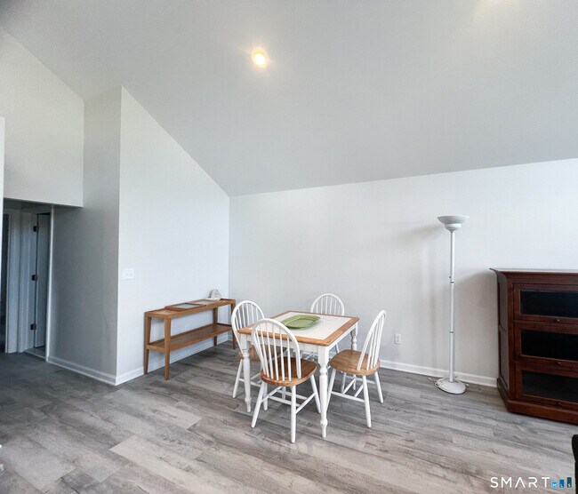 Foto del edificio - 1088 E Broadway