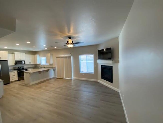 Building Photo - 3 Bed - 2.5 Bath, Large Townhouse - 2 Car Garage