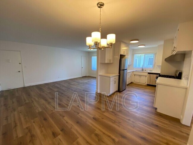 Foto del edificio - 237 N Hollywood Way