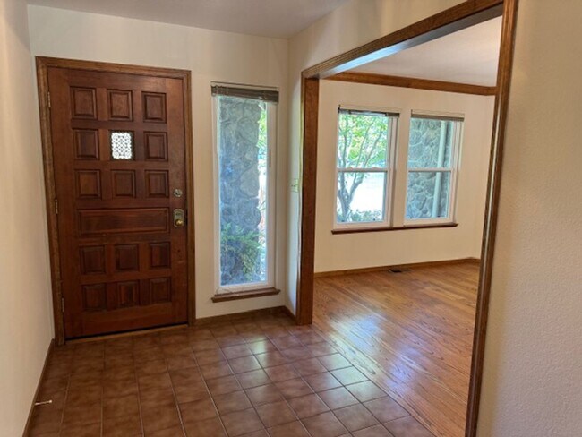 Foto del edificio - Spacious 4 bedroom, single level home in M...