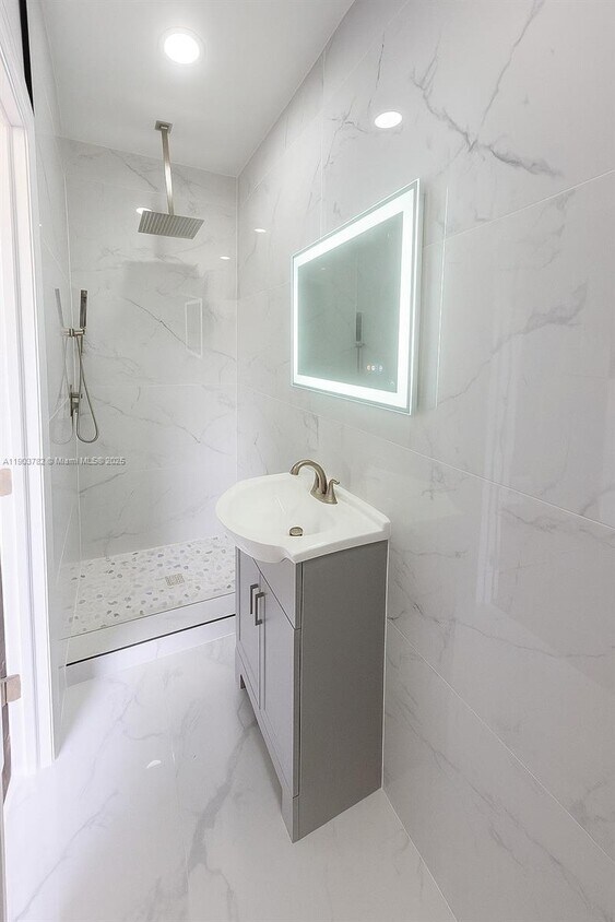 Foto del edificio - 2400 Casablanca Dr