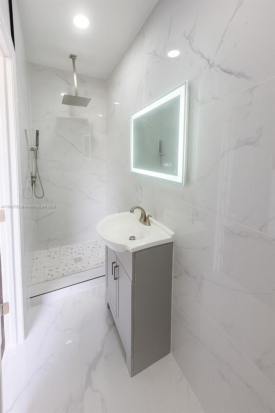 Building Photo - 2400 Casablanca Dr