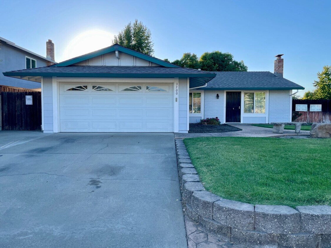 Foto principal - Beautiful 4 Bedroom Home with RV Access