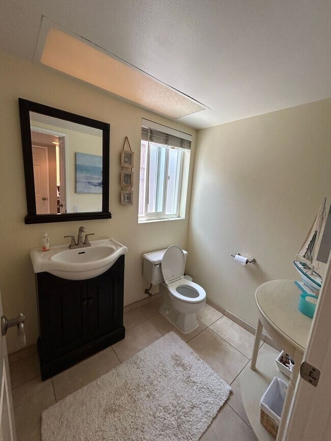 Foto del edificio - New! Fully Furnished Costa Mesa Condo Near Back Bay!