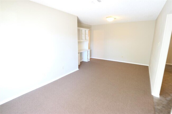 Building Photo - 12535 Versailles Dr