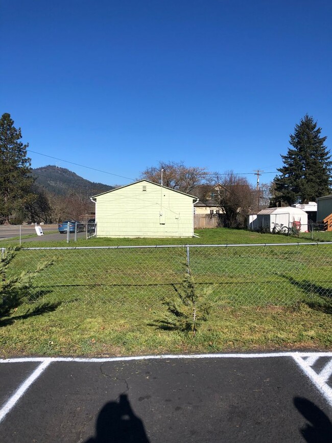 Building Photo - 3 bedroom home in Myrtle Creek