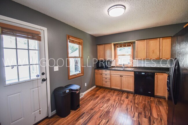Building Photo - 2 Bedroom 2 Bath Home in Des Moines