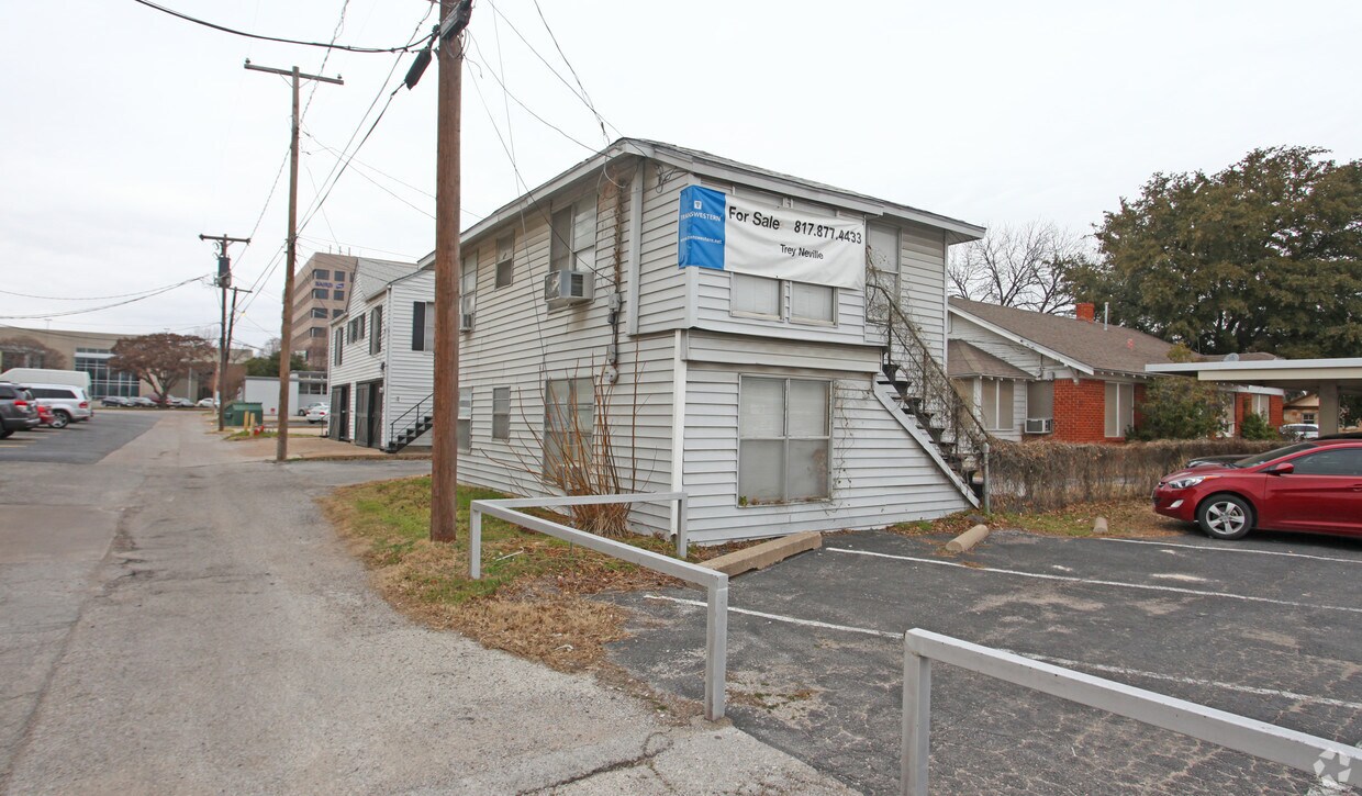 Building Photo - 3107 W 5th St