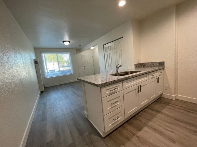 Building Photo - 1823 Gardenia Ave