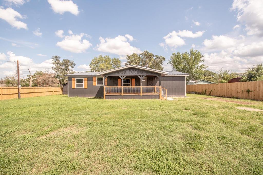 Foto principal - 215 Shady Oak St