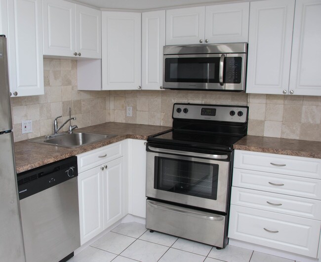 Building Photo - 2801 N Palm Aire Dr