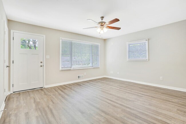 Foto del edificio - 6195 Cedar Wood Dr