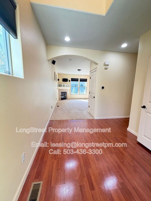 Building Photo - 823 Crouchen St NW