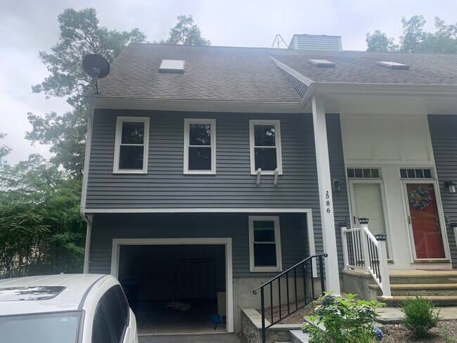Building Photo - 586 Lake St