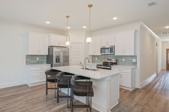 Building Photo - 807A Cedar Ave S