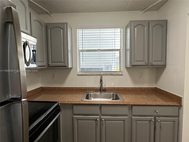 Foto del edificio - 5661 SW 36th Ct