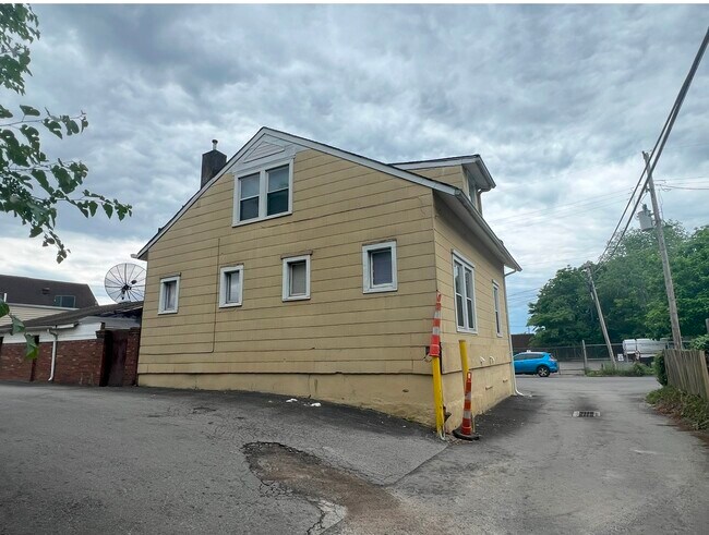 Building Photo - 673 S 27th St