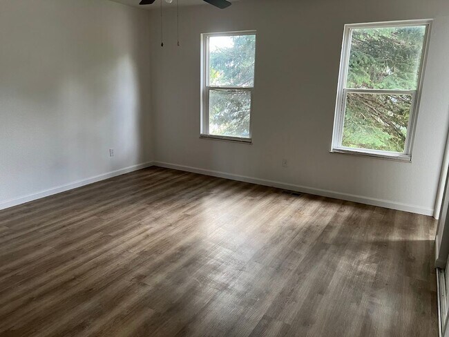 Foto del edificio - 4 bed/2 bath Morrison house