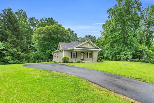 Building Photo - Historic Charmer on Signal Mountain!