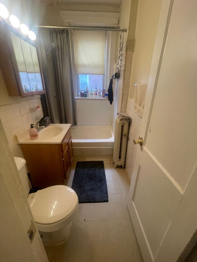 Foto del edificio - May 1st Studio NO FEE Very Sunny and Spacious, Hardwood Floors, Students Ok Laundry