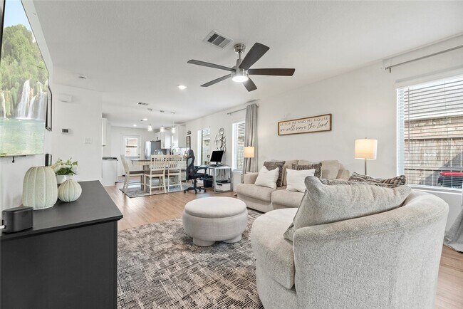 Foto del edificio - 7207 Clover Chase Dr