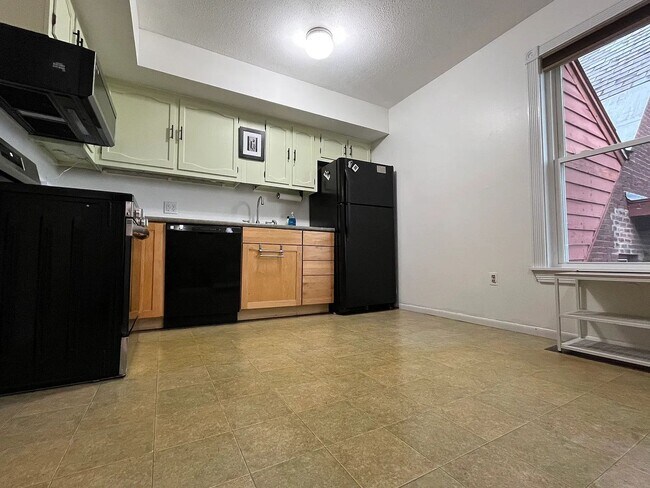 Foto del edificio - Bright, Updated 2-Bedroom in Prime Burlington Location — Available Now!