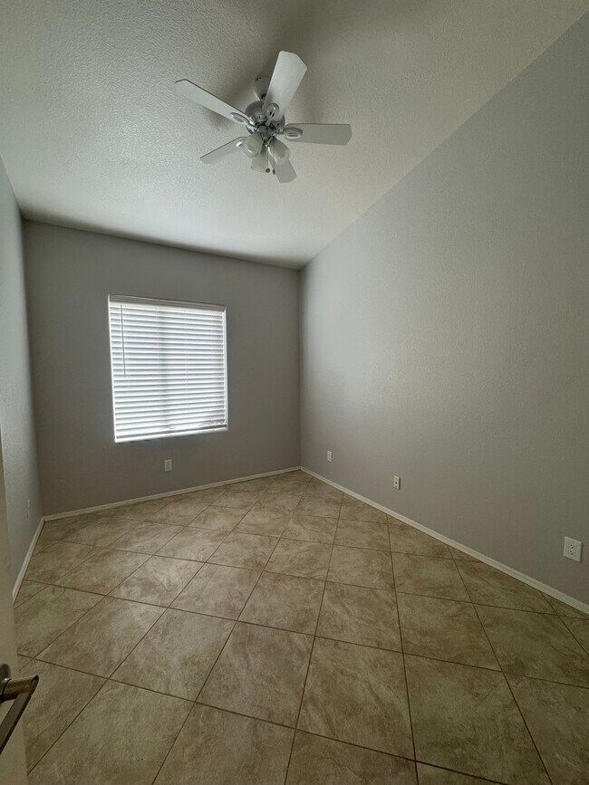 Foto del edificio - 2523 E Parkside LN