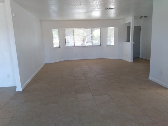 Building Photo - 7333 Oakwood Ave