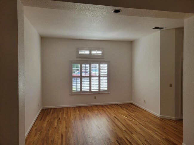 Foto del edificio - NICE TWO STORY ROCKLIN HOME WITH LARGE BONUS ROOM UPSTAIRS NEXT TO TWIN OAKS PARK & SCHOOLS!