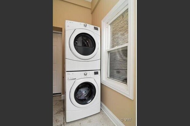 In-Unit Washer and Dryer - 1818 W Superior St