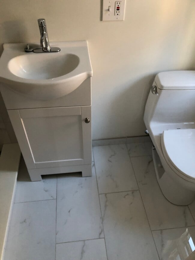 Building Photo - 86 Putnam St