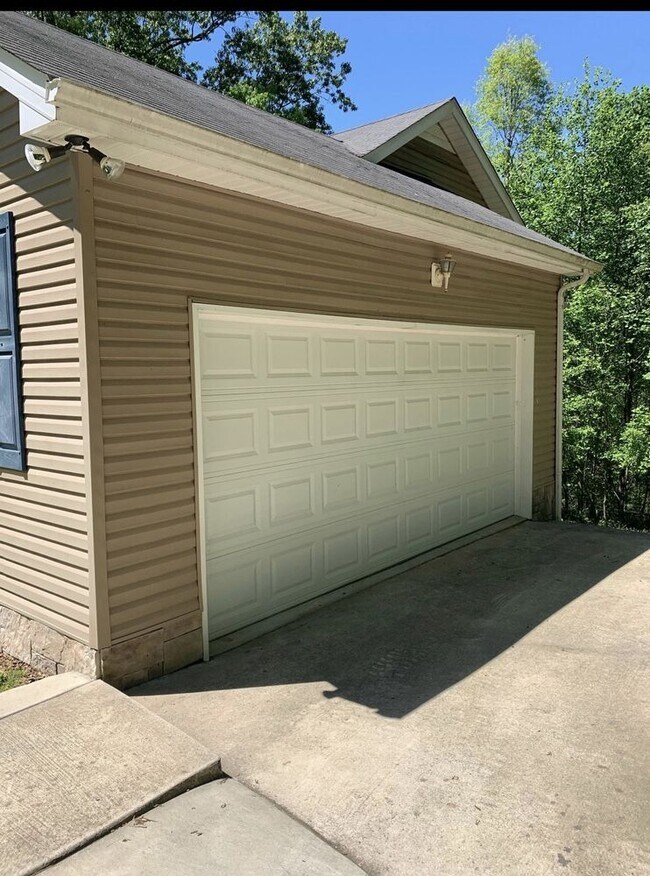 Building Photo - 3 Bedroom 2 Bath Home