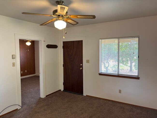 Building Photo - 2 Bed, 1 Bath Single Story Country Home in Elk Grove Neighborhood