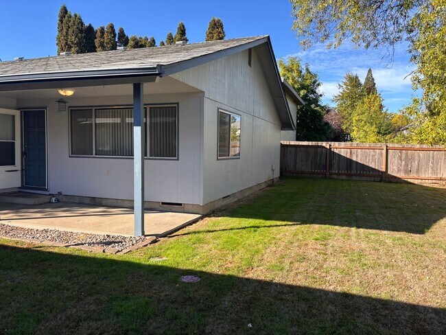 Foto del edificio - Water & Sewer Paid- 3 Bedroom 1 Bath Duplex