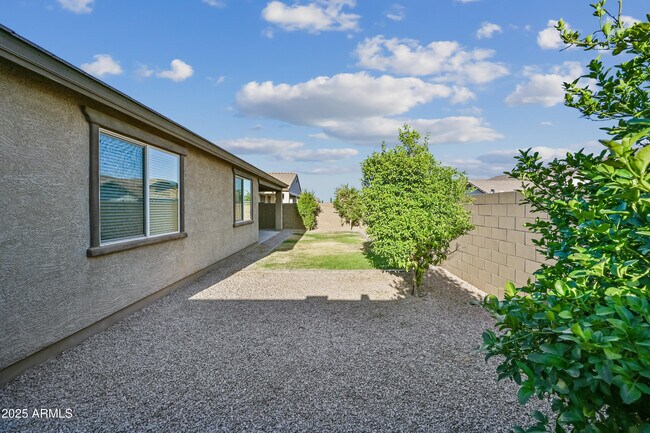 Foto del edificio - 16075 W Laurel Ln