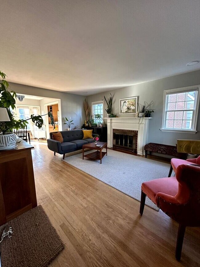 Foto del edificio - Charming Fully Furnished Bungalow Rental with Modern Amenities in Roseway!